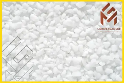 قطع صغيرة من ملح غسالة الاطباق باللون الأبيض مع شعار شركة في الزاوية العلوية.