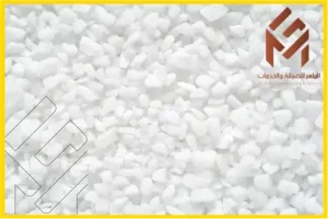 قطع صغيرة من ملح غسالة الاطباق باللون الأبيض مع شعار شركة في الزاوية العلوية.