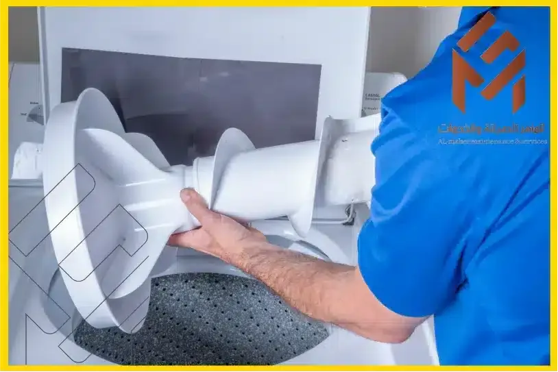 تصليح غسالات في مكة: دليل مفصل لصيانة وإصلاح غسالتك مهندس لابس تي شيرت ازرق في يده بروانة غسالة