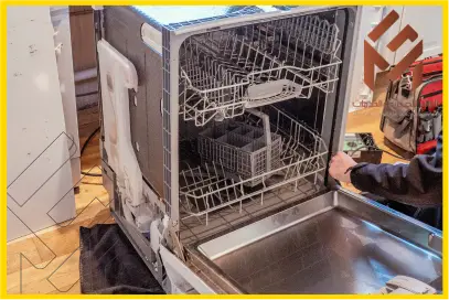 غسالة مواعين بلت ان خارجة من مكانها والفني يعمل لها صيانة