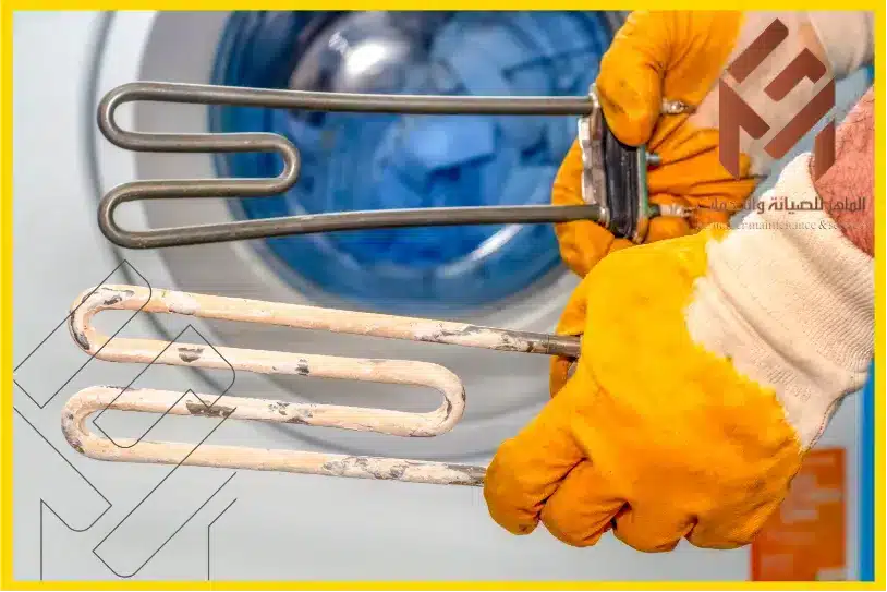 يد مهندس يحمل قطعة غسالة جديدة وقديمة