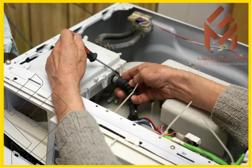 صيانة غسالات ال جي 5 فني يمسك بيده مفك براغي وويشد قفيز لي درج الصابون