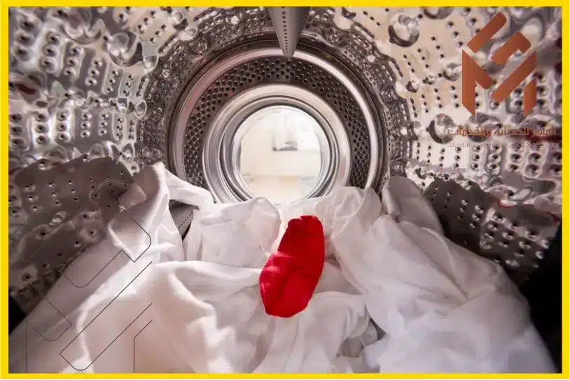 ملابس تظهر من داخل الغسالة