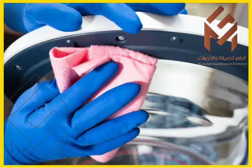 مهندس غسالات اتوماتيك بمكة 4 مهندس غسالات اتوماتيك بمكة بعمل صيانة دورية للغسالة للحفاظ على أداءها الأمثل تنظيف باب الغسالة بقماش وردي