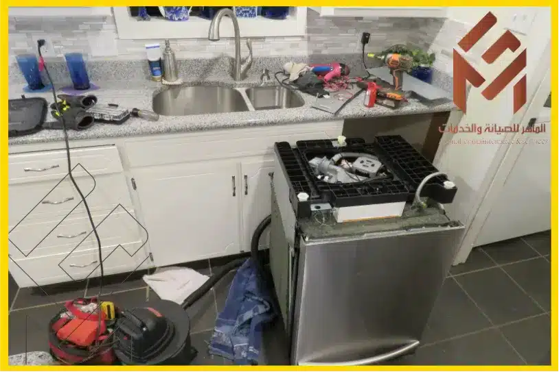 صورة غسالة الصحزن مقلوبة في المطبخ
