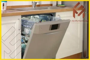 غسالة صحون مفتوحة تحتوي على أطباق وأدوات مطبخ داخل مطبخ حديث. أفضل غسالة أطباق لعام 2024