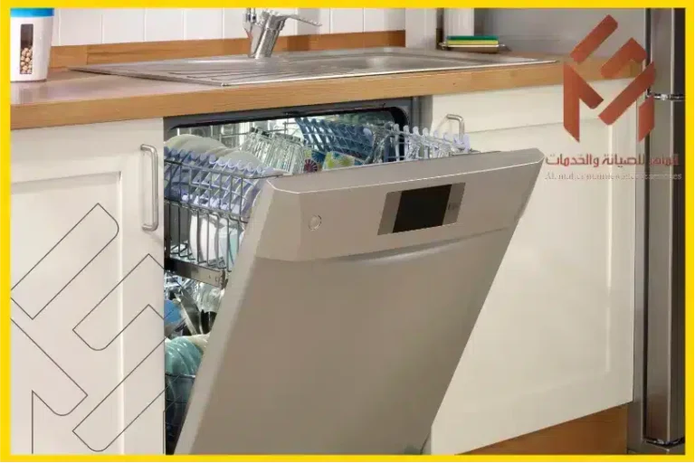 أفضل غسالة أطباق لعام 2024 2 غسالة صحون مفتوحة تحتوي على أطباق وأدوات مطبخ داخل مطبخ حديث. أفضل غسالة أطباق لعام 2024