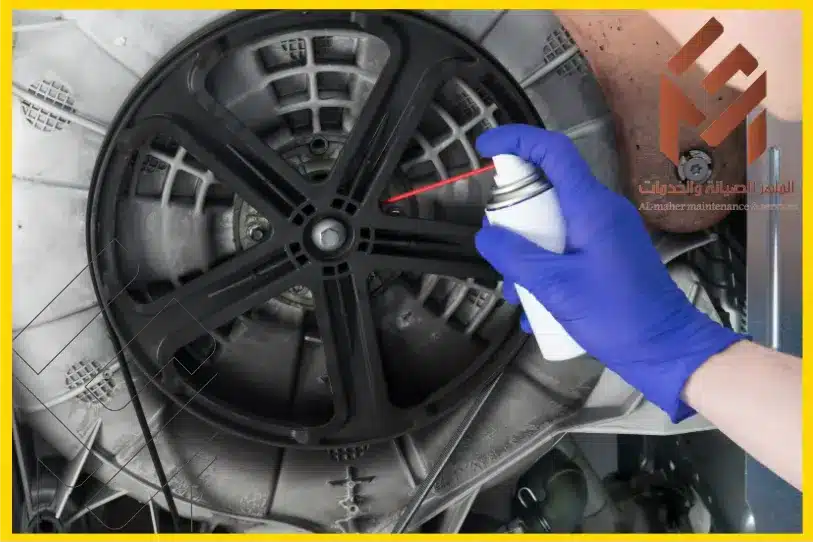 فني صيانة يقوم بببخ وتفقد وصيانة الأجزاء الميكانيكية تفقد وصيانة الأجزاء الميكانيكية لصيانة غسالة