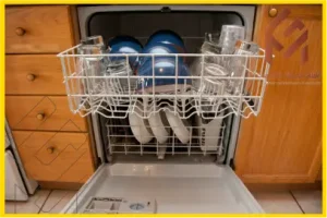 صورة لغسالة صحون ال جي مفتوحة تظهر الأطباق والكؤوس مكدسة في الداخل. دليل لإصلاح الأعطال الشائعة في غسالات الصحون ال جي.