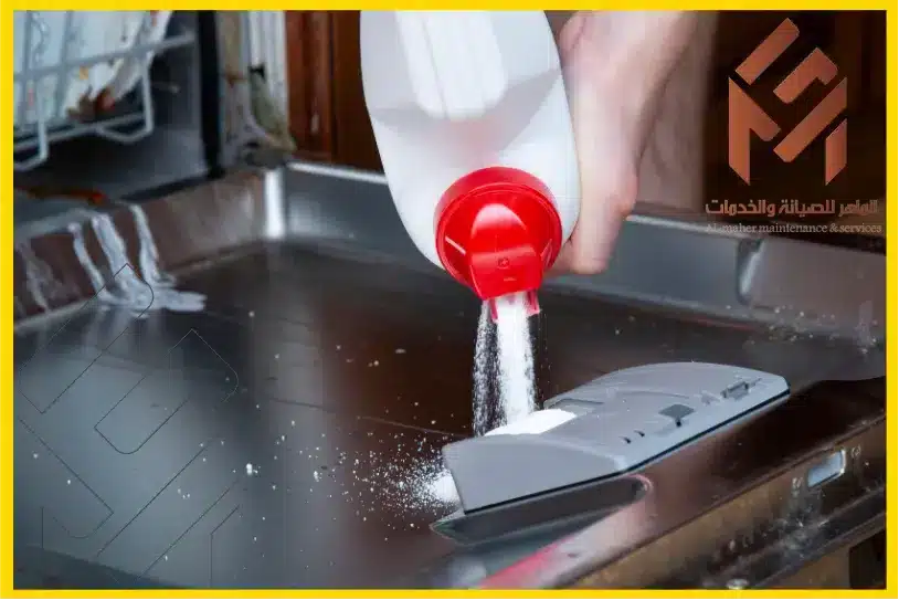 وضع مسحوق الغسيل في غسالة الصحون 