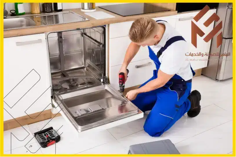 فني لابس ملابس زرقاء يقوم بفتح باب عسالة الصحون بدرل كهربائي