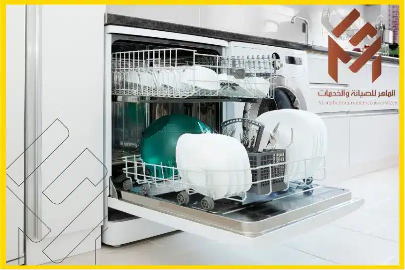 غسالة الصحون والادراج مفتوحة توضح ترتيب الأطباق بشكل صحيح في غسالة الصحون