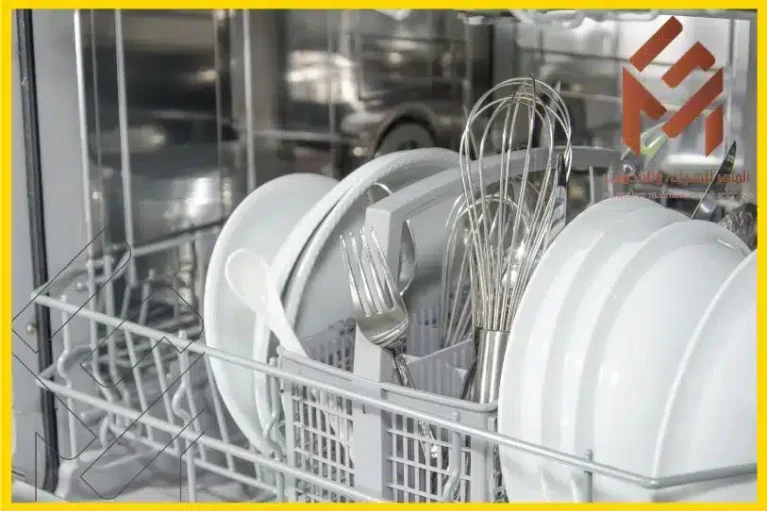 صورة لغسالة صحون تحتوي على مجموعة من الأطباق والأواني. توضح الصورة كيفية ترتيب الأطباق بالشكل الصحيح داخل الغسالة، ضمن موضوع تصحيح الأخطاء الشائعة في استخدامها.