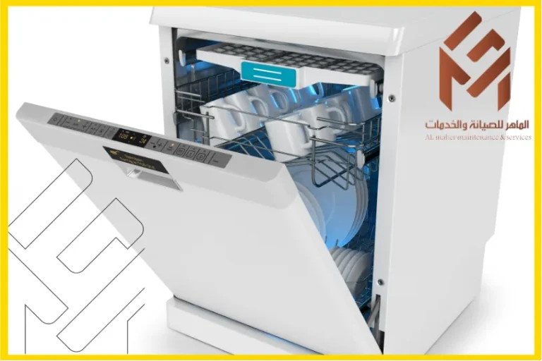 غسالة صحون مفتوحة تُظهر الأرفف ورفوف الأطباق، مع شعار شركة الماهر للصيانة والخدمات في الزاوية. أفضل 10 غسالات أطباق في عام 2024