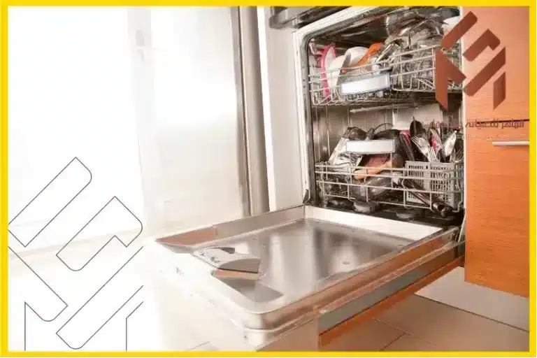 Ariston غسالة الصحون-2024 مفتوحة في مطبخ تحتوي على أطباق وأدوات مائدة مرتبة في الرفوف العلوية والسفلية.