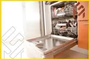 Ariston غسالة الصحون-2024 1 Ariston غسالة الصحون-2024 مفتوحة في مطبخ تحتوي على أطباق وأدوات مائدة مرتبة في الرفوف العلوية والسفلية.