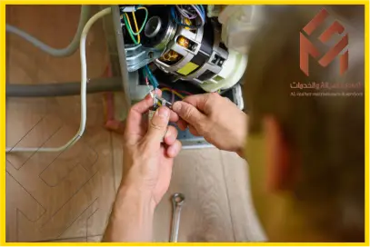 مهنس تصليح يوضح كيفية استبدال قطع الغيار في غسالة الصحون