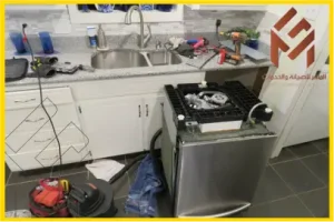 عملية صيانة غسالة صحون في مطبخ مع أدوات التصليح على المنضدة، توضح مراحل تصحيح الأخطاء الشائعة.