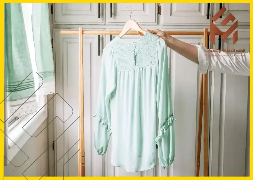 كيفية التخلص من التصاق الكهرباء الساكنة على الملابس، ومنع عودتها