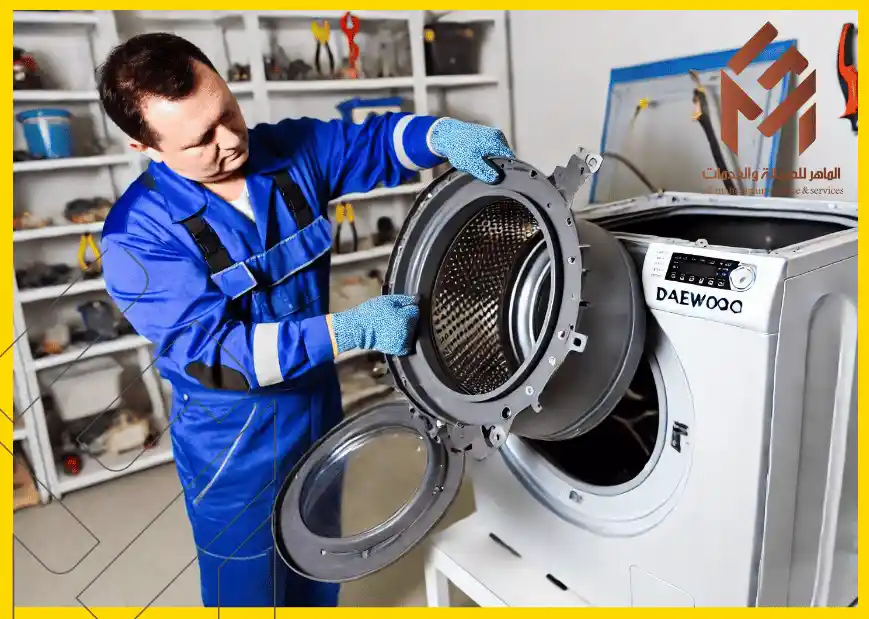 كيفية فك حوض غسالة دايو وتغيير الرمانات مهندس يمسك في يده حوض غساله دايو تطلع صوت عالي اثناء التنشيف 