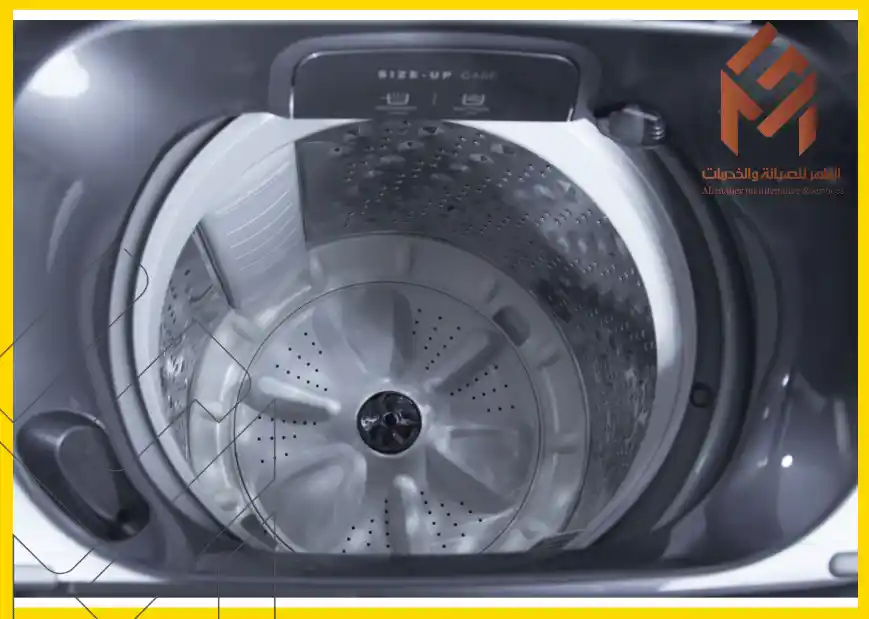سبب ظهور رمز الخطأ E9 في غسالات دايو؟ قي الصورةغسالة بفتحة علوية تظهر الحوض الداخلي الفضي.