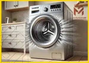 غسالة دايو في المطبخ مع تأثيرات بصرية توحي بالقوة، مع شعار "الماهر للصيانة والخدمات" في الزاوية العلوية اليمنى. غساله دايو تطلع صوت عالي اثناء التنشيف