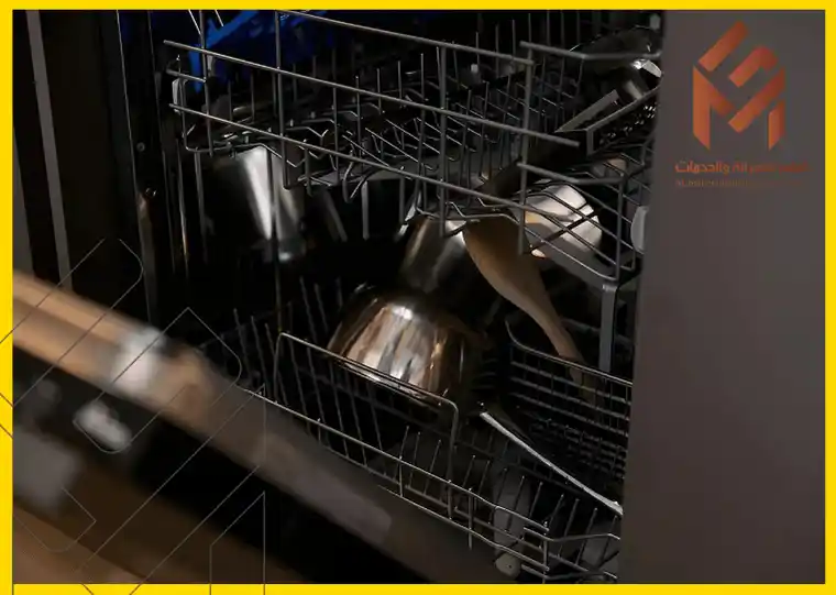 غسالة صحون تحتوي على العديد من الأواني المختلفة مما يدل على الاستخدام اليومي. الغسالة مفتوحة تعرض رفوف مليئة بالأوعية والملاعق، في سياق تصحيح الأخطاء الشائعة في غسالات الصحون.