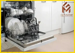 غسالة صحون مفتوحة تحتوي على أطباق وأدوات مطبخ. أحجام غسالات الصحون: ما يجب أن تعرفه لاختيار الصحيحة