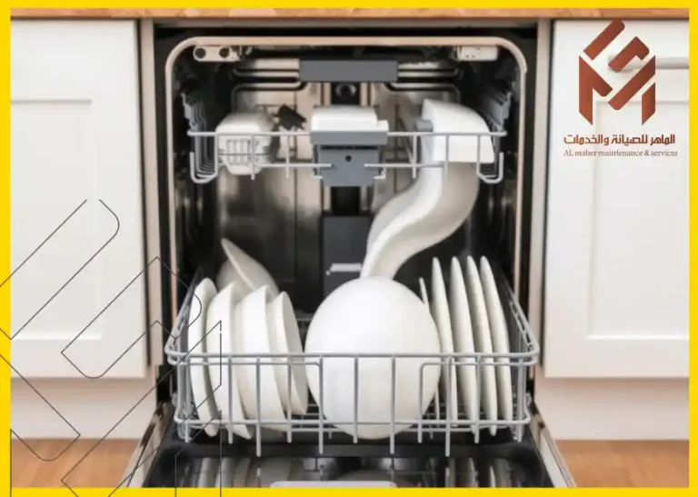 غسالة صحون ال جي مفتوحة تحتوي على أطباق بيضاء مرتبة بشكل منظم، مع شعار شركة الصيانة في الزاوية العلوية اليمنى. دليل شامل لإصلاح الأعطال الشائعة في غسالات الصحون.
