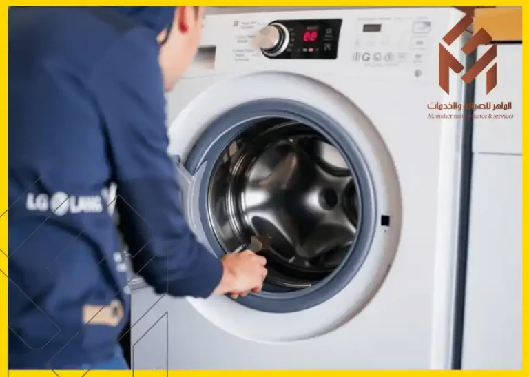 صيانة غسالة ال جي بمكة المكرمة 15 عامل فني يقوم بفحص غسالة LG أمامية مع شعار LG على زيه، محاولًا تحديد وإصلاح عطل LE. الغسالة تظهر بأزرار تحكم رقمية.
