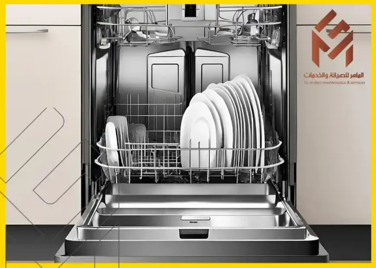 صيانة غسالة أطباق مفتوحة تحتوي على أطباق نظيفة مرصوصة بشكل منظم.