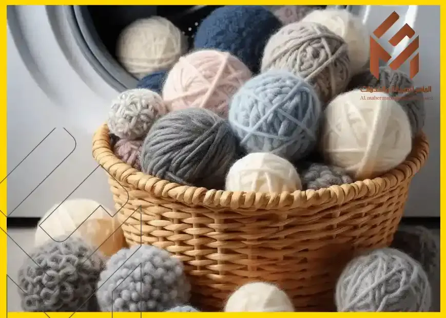 سلة مليئة يكرات المجفف الصوفية