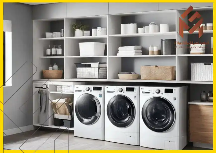 غرفة غسيل تحتوي على ثلاث غسالات حديثة وأرفف مفتوحة مليئة بالمنظمات والمناشف مصادر موثوقة لشراء قطع غيار غسالات الجيوالمنتجات المنزلية.