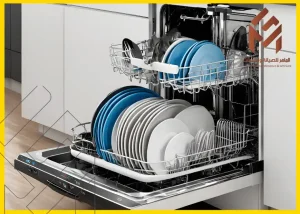 غسالة صحون مفتوحة تحتوي على أطباق متعددة الألوان مرتبة بعناية.تنظيف غسالة الأطباق