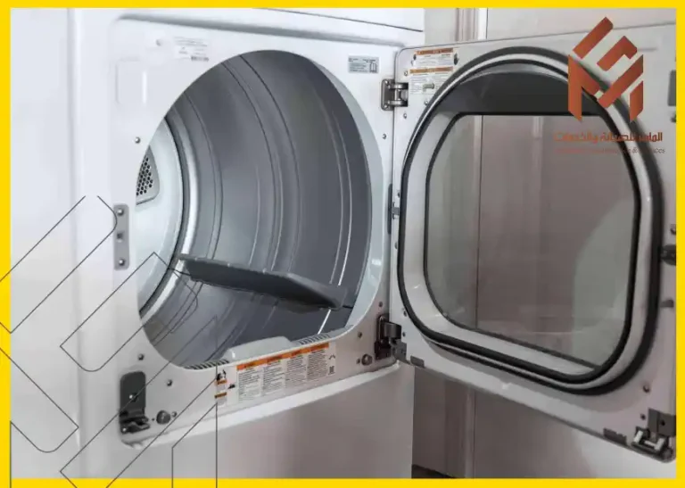 دليل حل مشاكل جهاز تجفيف الملابس في الصورة مجفف ملابس ابيض مفتوح الباب