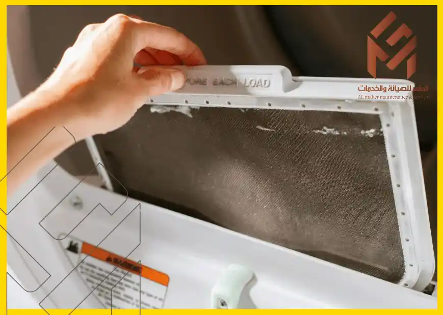 تم تنظيف مصيدة الوبر وإدخالها مرة أخرى في المجفف في المغسلة