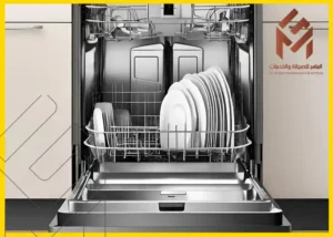 صيانة غسالة أطباق مفتوحة تحتوي على أطباق نظيفة مرصوصة بشكل منظم.