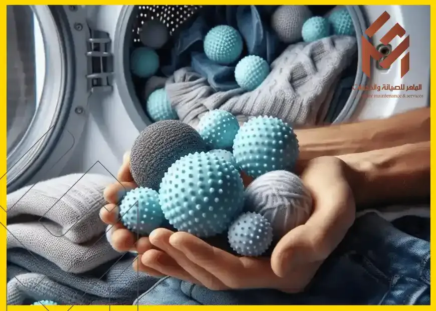 شخص يحمل كومة من الكرات - كرة التجفيف مصنوعة من الصوف والسيلكون