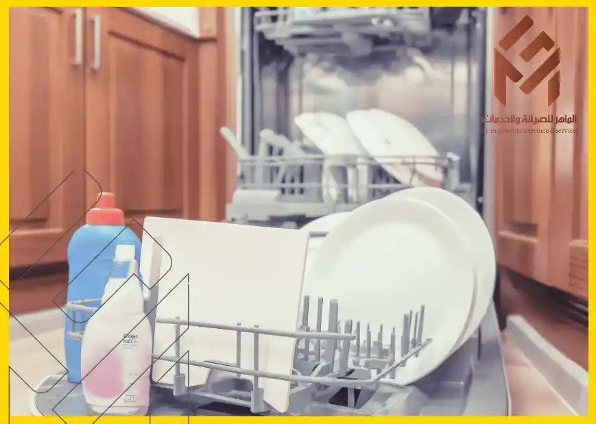 غسالة صحون مفتوحة تحتوي على أطباق ومنظفات في المطبخ.تخص استخدام صابون الأطباق العادي