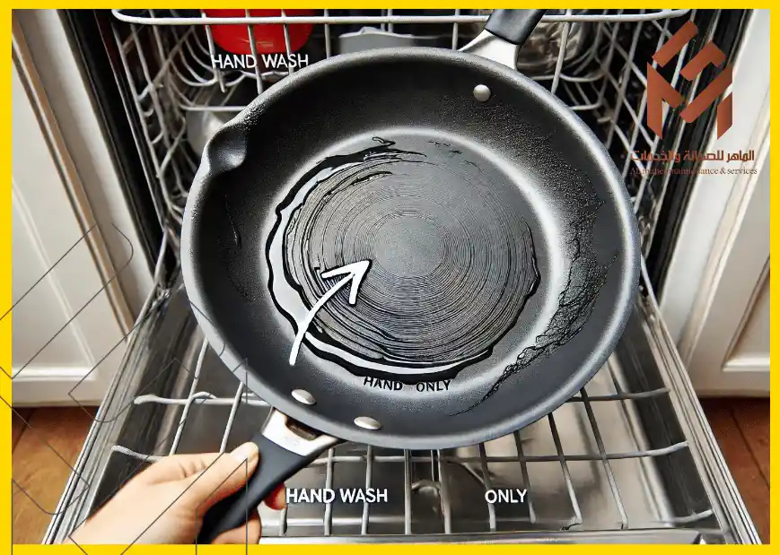 وعاء طبخ أسود غير لاصق داخل غسالة صحون مع ملاحظة توضح ضرورة غسله يدويًا. 18 شيئًا يجب ألا تضعها أبدًا في غسالة الأطباق