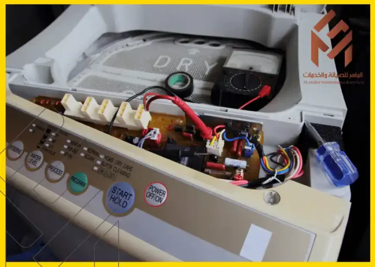 صورة تظهر الجزء الداخلي من غسالة LG معروض بشكل مفتوح للكشف عن اللوحة الإلكترونية والأسلاك الداخلية، ويظهر أيضاً مفك براغي. تُستخدم الصورة في سياق إصلاح عطل LE في الغسالة.