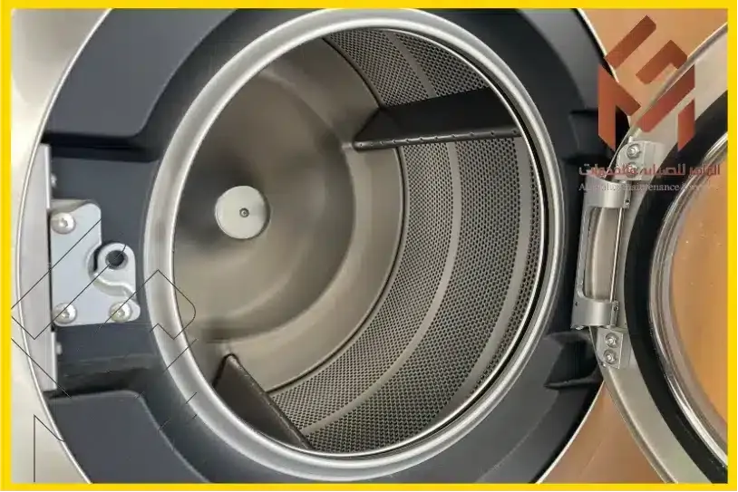 كمية الكهرباء التي يستخدمها المجفف2024 صورة لجزء داخلي من غسالة مفتوحة، تُظهر الأسطوانة المعدنية حيث توضع الملابس، مع باب الغسالة على الجانب الأيمن من الصورة.كمية الكهرباء التي يستخدمها المجفف2024