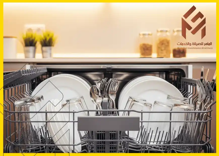 نصائح لإصلاح جهاز غسالة الصحون ما تنظف زين 3 غسالة أطباق مفتوحة تحتوي على أطباق نظيفة وكؤوس وأدوات مائدة مرتبة بشكل منظم داخلها.نصائح لإصلاح جهاز غسالة الصحون ما تنظف زين